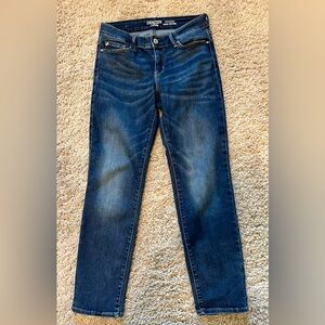 Levi’s Slim Fit Straight Legged Jeans Medium Wash Size 6